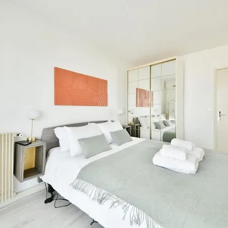 Spacious 2br With Eiffel Tower View & Balcony Daire