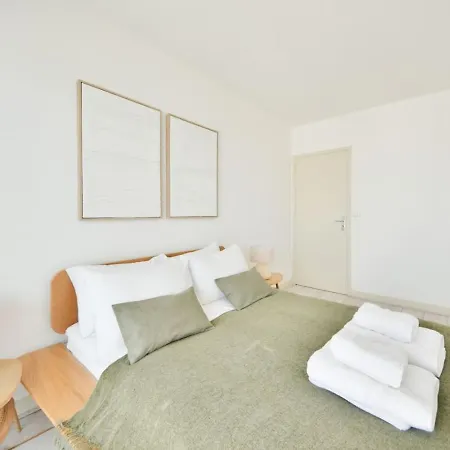 Spacious 2br With Eiffel Tower View & Balcony Appartement