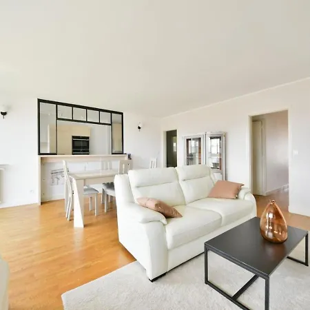 Daire Spacious 2br With Eiffel Tower View & Balcony Paris