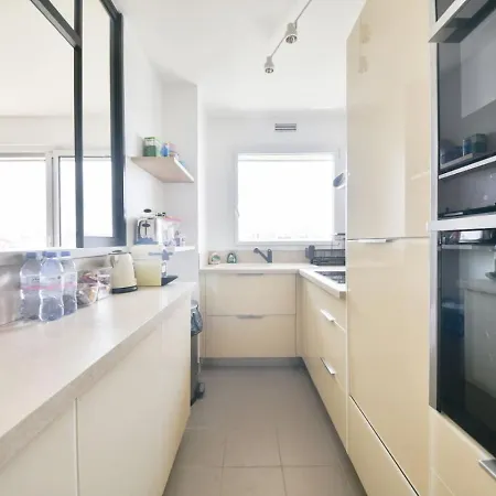 Daire Spacious 2br With Eiffel Tower View & Balcony Paris