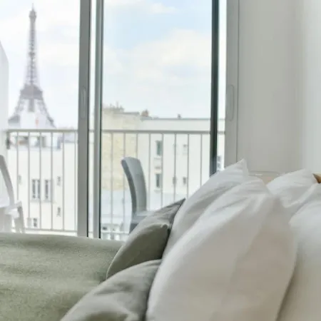 Spacious 2br With Eiffel Tower View & Balcony