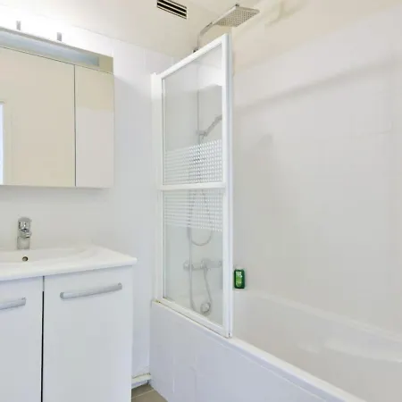 Daire Spacious 2br With Eiffel Tower View & Balcony *