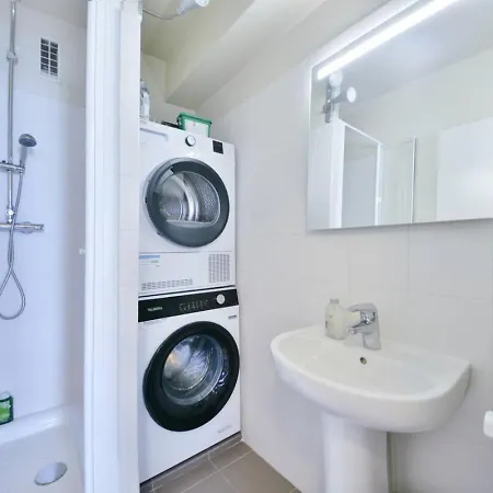 Spacious 2br With Eiffel Tower View & Balcony * Parijs