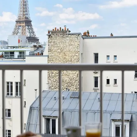 Spacious 2br With Eiffel Tower View & Balcony