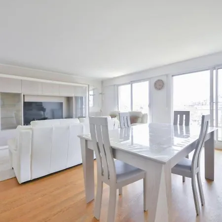 Spacious 2br With Eiffel Tower View & Balcony