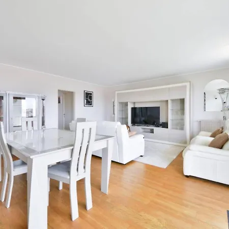 Daire Spacious 2br With Eiffel Tower View & Balcony Paris