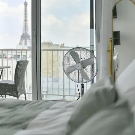 Spacious 2br With Eiffel Tower View & Balcony * Parijs