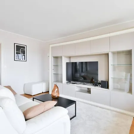 Spacious 2br With Eiffel Tower View & Balcony