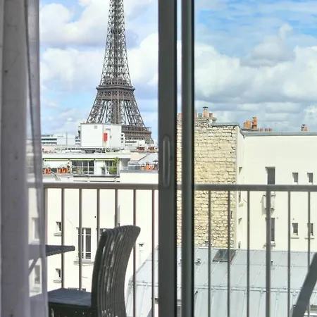 Appartement Spacious 2br With Eiffel Tower View & Balcony Parijs